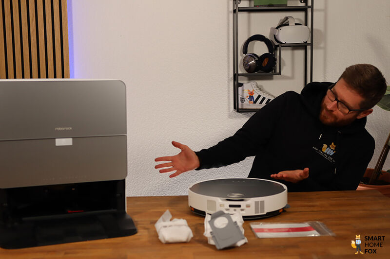 Сотрудник Smart Home Fox показывает руками на Roborock S9 MaxV Ultra и станцию RockDock.